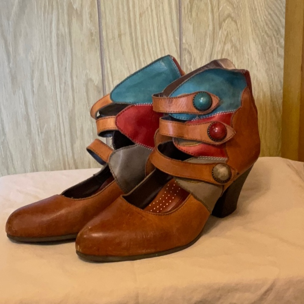 Good used L’ Artiste Autumn Camel-tan with red and turquoise detail booties.